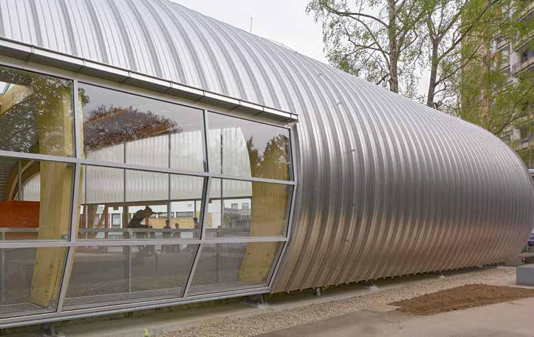 Einführung 1. Kalzip Dach- und Fassadensysteme aus Aluminium Kalzip Gebäudehüllen aus Aluminium setzen seit mehr als 50 Jahren weltweit Akzente in der zeitgenössischen Baukultur.