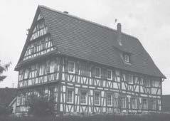 Jahrhundert mit langen, reich profilierten Knaggen; Zierfachwerk an der übrigen Gebäudeseiten im 18./19. Jahrhundert erneuert bzw. ersetzt.