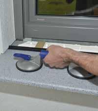 Die Fensterbank kann mittels Saugnapf eingeschoben werden. Bei plattenförmigen Fensterbänken (d.h. ohne vorderseitiger Abkantung) kann als zusätzliche Hilfestellung ein Unterlegsbzw.