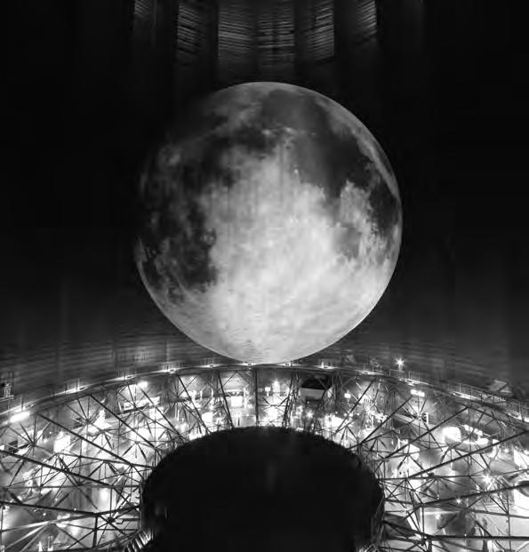 Informationen den Mond. Und über das Welt-All. In der Ausstellung gibt es Infos über das Welt-All. Man sieht einen riesigen Mond. Den sieht man mit buntem Licht. Dazu hört man Musik.