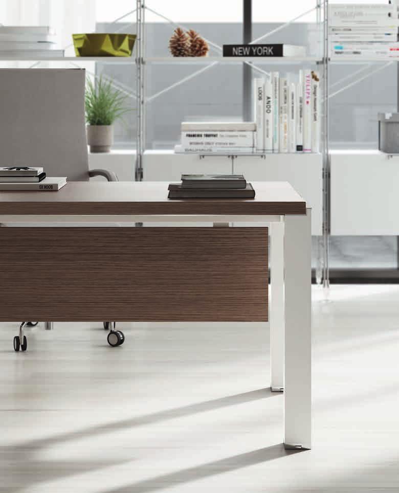 scrivania: profilo superiore di finitura in estruso di alluminio ossidato per gamba e piano scrivania.