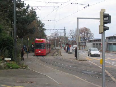 Sofern Trambahnsteige auf der Bodenbedeckungsart Bahn liegen, können diese Bahnsteige als EO Bahnsteig erhoben werden. Ansonsten sind isolierte Trambahnsteige als BB Verkehrsinsel zu definieren.