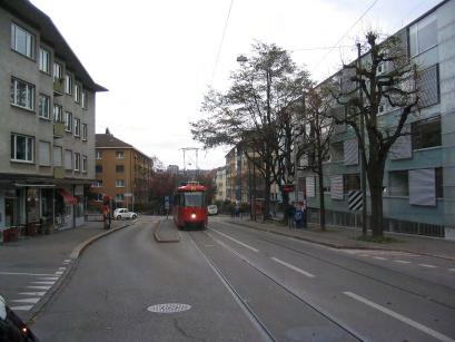 Kein Bahnsteig, weil BB-Art ist Strasse_Weg und nicht BB-Art Bahn. Die erhöhte Fläche, die dem Zu- und Aussteigen der Tram-Fahrgäste dient, ist hier als BB Verkehrsinsel zu erheben. 4.