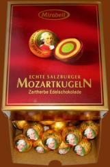 Die Stadt zieht viele Touristen aus der ganzen Welt an. Der weltberühmte Komponist Wolfgang Amadeus Mozart lebte in Salzburg.