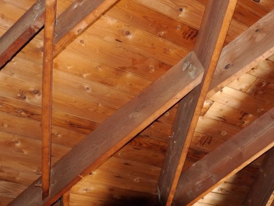 Gegenüber dem klassischen Satteldach bietet das Zollingerdach einige Vorteile: Die gewölbte Außenform des Daches und der Verzicht auf Balken und Stützen ergibt eine bessere Raumnutzung.