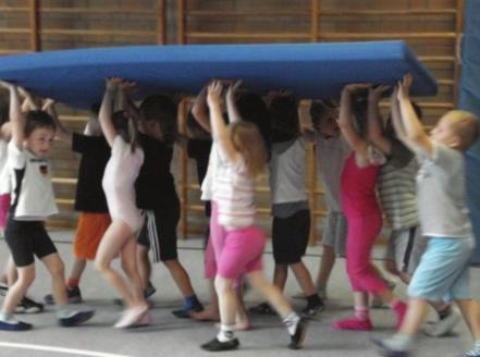 1.6 MINIFIT Kooperation Kindergarten Schule im Rahmen des Bewegungs-, Spiel- und Sportunterrichts Kinder lernen von den Älteren und haben die größeren Geschwister als Vorbilder.