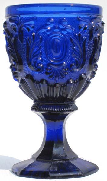 am Boden Abrisse von Hefteisen, Rand feuer-poliert kobalt-blaues Pressglas, H 11,9 cm, D 7 cm Sammlung Geiselberger, PG-208