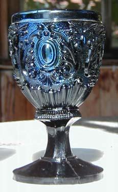 feuer-poliert dunkel-blaues (fast schwarzes) Pressglas, H 11,7 cm, D 6,4 cm 2 x farbloses Pressglas, H 12,2 / 12,5 cm, D 6,5 / 6,6 cm Sammlung Geiselberger, PG-208 vgl.
