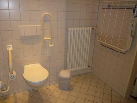 WC Es ist ein Unisex WC (Damen/Herren). Es ist ein WC für Menschen mit Behinderung vorhanden. Tiefe der WC-Schüssel: 58 cm.