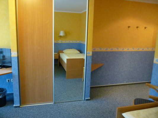 Zimmertyp: Einzelzimmer Zimmertyp: Doppelzimmer Bewegungsfläche vor wesentlichen, immobilen (feststehenden) Einrichtungsgegenständen (z.b. Schrank) - Breite: 250 cm.