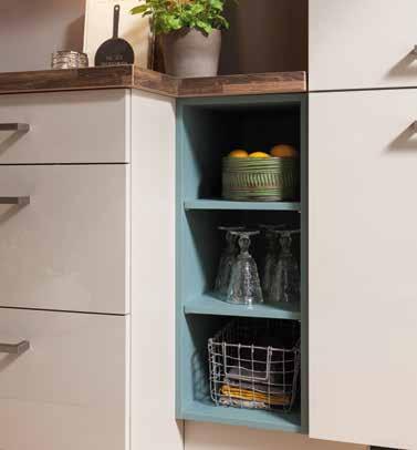 The contrasting shelves bring a cosy and homely atmosphere into the kitchen area. 8 FA 40.