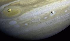 1. Die größten Jupitermonde 2. Beobachtung 3. Entdeckung/Geschichte 4. Io 4.