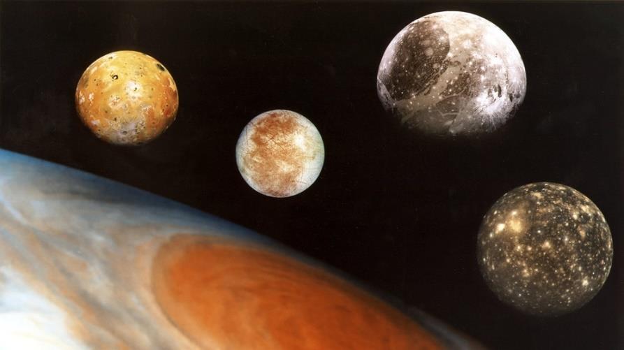 79 bisher bekannte natürliche Satelliten des Jupiters Galileischen Monde sind die größten davon und machen Großteil der Gesamtmasse aller Monde des Jupiters aus: Io, Europa, Ganymed, Kallisto