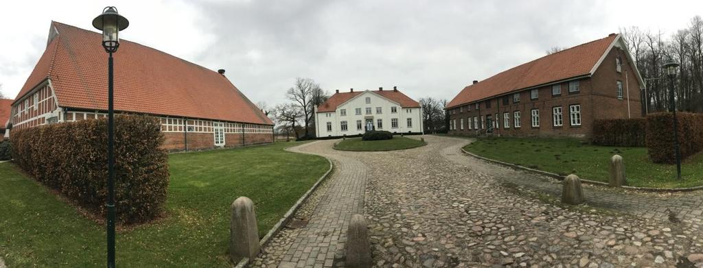 1. Stopp um 11:00 Uhr vor dem Herrenhaus Gut Kaden mit zur Flüssigkeitsaufnahme / -abgabe und dem traditionellen Gemeinschaftsfoto; Navi: Kadener Str.