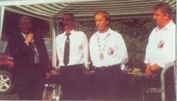 VOGELSCHIESSEN 2003 Nunmehr konnte der Kampf um die Königswürde bei mittlerweile strahlendem Sonnenschein beginnen. Wilfried Hilgers aus Langst- Kierst übernahm das Amt des neutralen Schießmeisters.