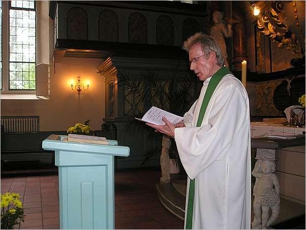 John Perry Unser erster Englandgottesdienst fand am 5. Juni 2005 mit Reverend John Perry statt, der bereits seit vielen Jahren in Nordeutschland lebt.