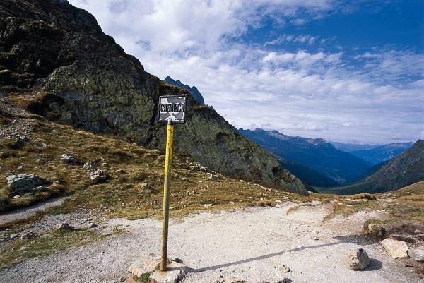 Schwierigkeit: Kondition: Popularität: Distanz: 12 km Zeitbedarf: 4 h Aufstieg: 502 m Abstieg: 1241 m Höchster Punkt: 2200 m.ü.m. Region: Davos Startpunkt: Klosters Dorf, Bergstation Saaser Alp Tourenbeschreibung Ab Klosters Dorf (1124 m ü.