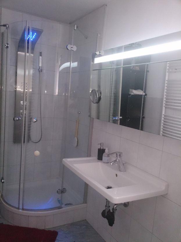 Tageslichtbadezimmer (daylightbathroom) für Jungs mit Dusche.