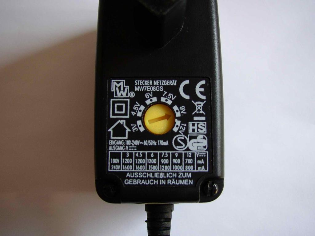 2.3 Anschließen von Netzteil und Datenkabel Das Steckernetzteil muss vor dem Anschluss an die LED-Qube 5 auf die richtige Spannung eingestellt werden. Wir empfehlen eine Spannung von 9VDC.
