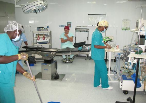 Die erste Woche blieben wir in Bissao, um im Caritas-Hospital Sao José em Bôr Kinder zu untersuchen und zu operieren und einige Behördengänge zu erledigen.