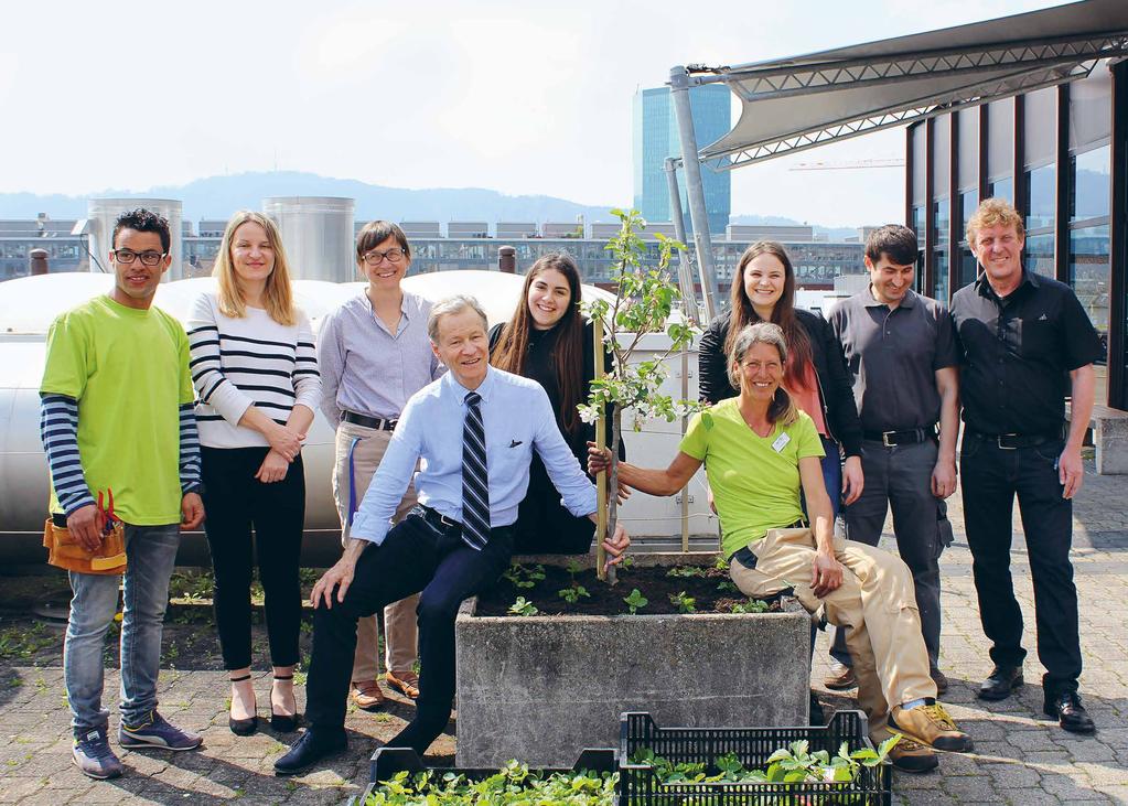 Ökologie «UmPro!» Das Umweltschutz-Projekt der KVZBS Lernenden Im letzten September haben wir den Wettbewerb «UmPro!» unter den Lernenden lanciert. Die an der Pflanzaktion beteiligten Personen.