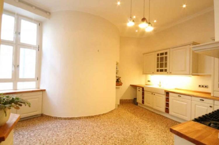 DESCRIPTION You will love this 4-room apartment in Berlin, district of Shmargendorf. The property is located in a historic building built in 1905. Completely modernized.