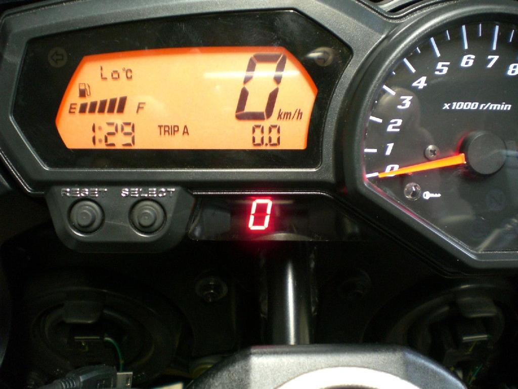 Allgemein Die Ganganzeige ist für den Einbau in eine Yamaha FZ1N/Fazer (ab Bj. 06) ausgelegt. Sie besteht aus einem Elektronikmodul dass an der Unterseite des Cockpits angeschraubt wird.