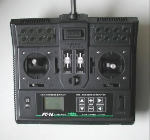 Am anderen Ende der HF-Verbindung, normalerweise im Modell, sitzt ein dazu passender Empfänger, der mit seiner Antenne die HF-Signale empfängt und dekodiert.