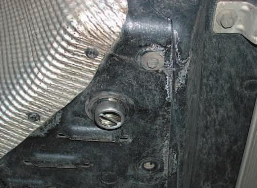 6 Nach der Montage Tülle für Abgasendrohr montieren (siehe Bilder 27 und 28) An der ausgebauten Motorunterverkleidung eine Bohrung Ø 38 mm entsprechend der Bemaßung im Bild fertigen.