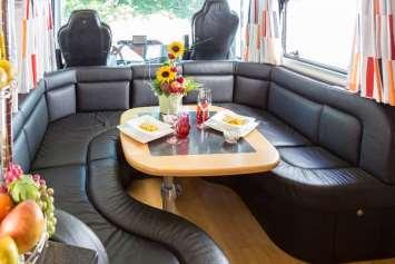 Volkner Mobil 950 HG auf MB Actros mit -Garage und Wohnraum Helles Möbel aus Buche mit