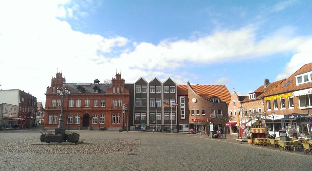 Abbildung 9: Marktplatz, Innenstadt von Heiligenhafen Der Kernbereich der Innenstadt sowie die Bereiche in Richtung Hafen überzeugen auch durch ihre städtebaulichen Qualitäten, der hohen