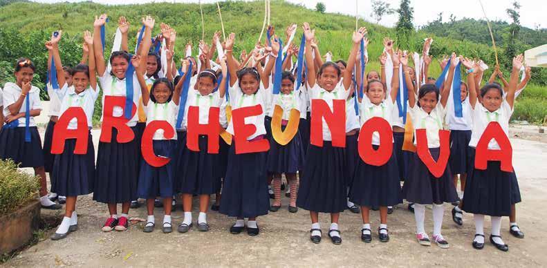 25 JAHRE arche nova Eine starke Motivation und 5 positive Entwicklungen Ein Hoch auf arche nova: Die Kinder der Salvacion Elementary School bedanken sich für die neue Wasser- und Sanitärversorgung an