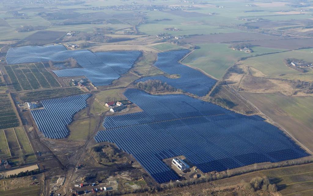 20% solare Deckung des 400 GWh-Fernwärmenetzes von Silkeborg Die aktuell größte Solarwärmeanlage der Welt: 110 MW Spitzenleistung. Schlüsselfertige Übergabe am 31.12.2016 nach nur 8 Monaten Bauzeit.