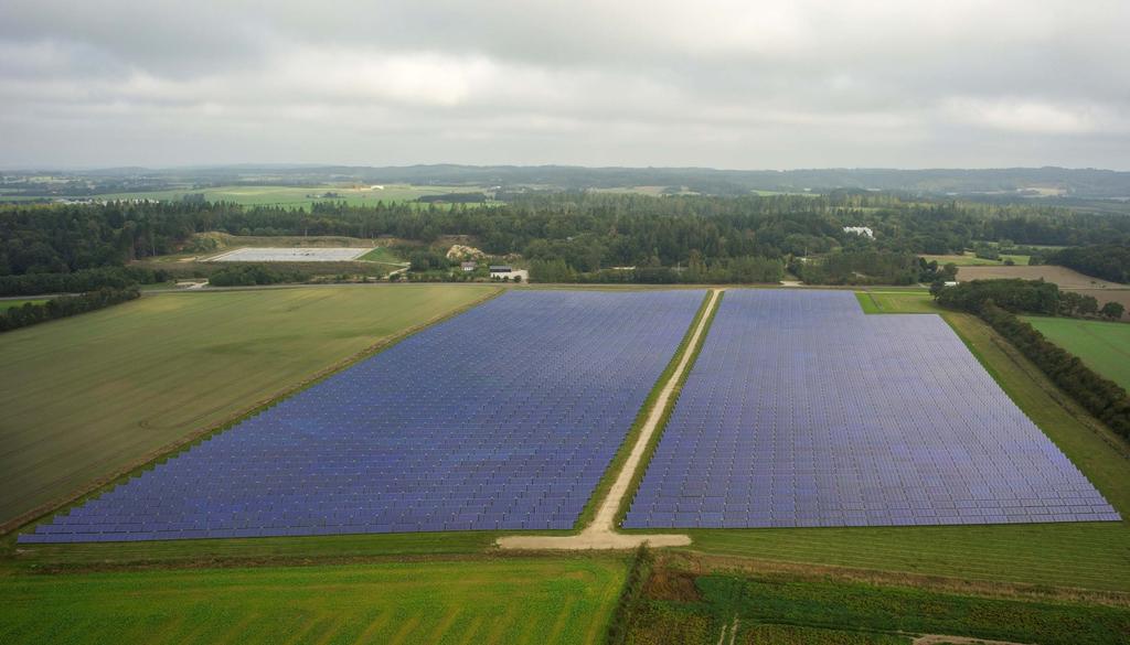 Kombination von Energiespeicher und großer Solarwärmeanlage deckt Großteil des jährlichen Wärmebedarfs in