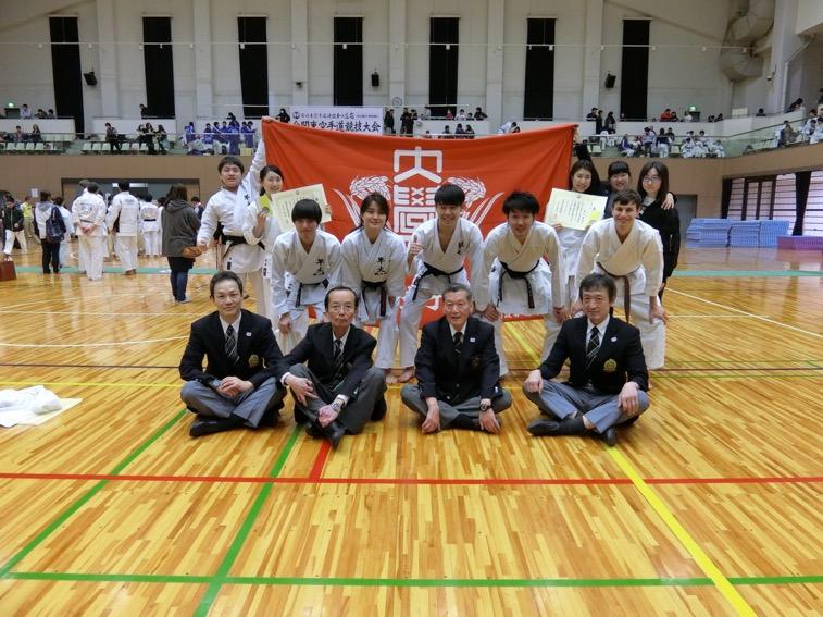 Gruppenfoto nach einem Turnier mit dem Karate Circle Neben dem Studium bin ich einem der Circles beigetreten.