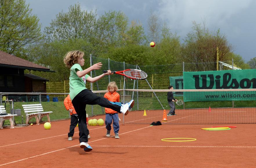 Mädchen und Jungen werden mit dem Programm Ballmagier bereits ab vier Jahren optimal auf den Tennissport und das Folgekonzept Talentinos vorbereitet und lernen, verschiedene Bälle zu verzaubern.