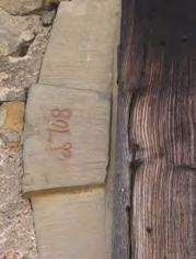 mit im Gewände sekundär verbautem Inschriftenstein 1768, Halbwalmdach über zwei Dachgeschossebenen. 17./18. Jh.