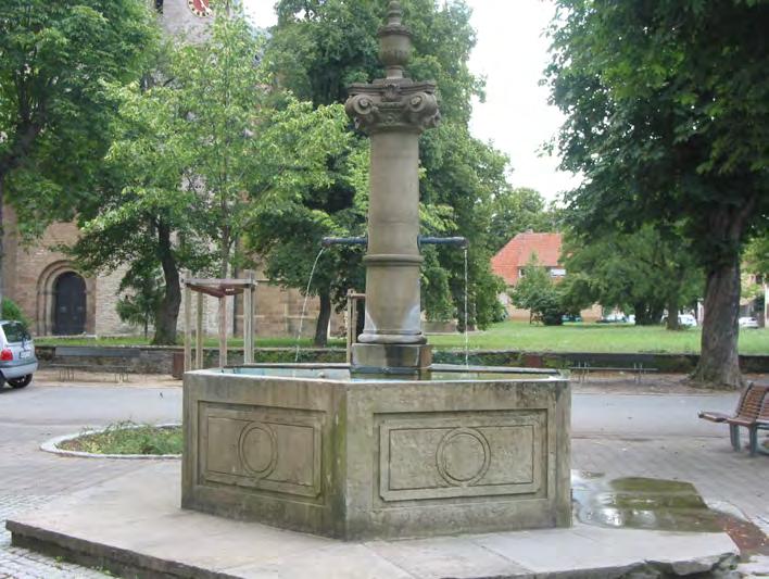 Lindenplatz Kulturdenkmal gem. 2 DSchG (Brunnen) Stiftsbrunnen Laufbrunnen mit sechseckigem Steintrog und spätklassizistischer, sandsteinerner Brunnensäule mit zwei Wasserauslassröhren. Seit dem 18.