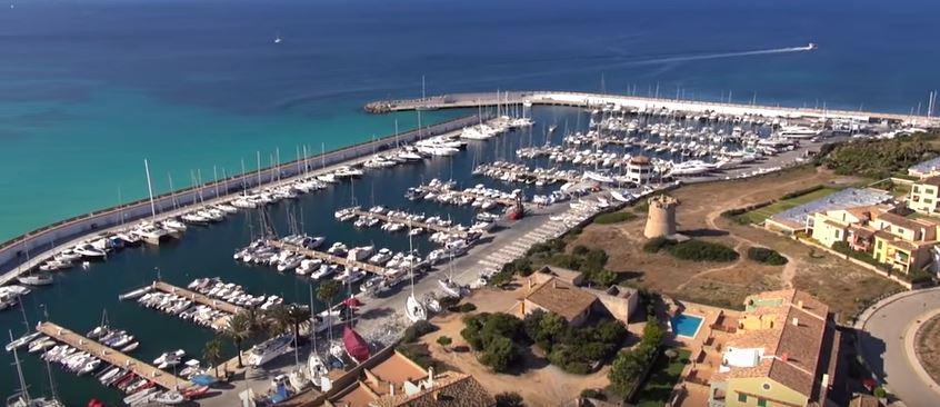 Unterwegs bieten sich beispielsweise Portopetro, die Cala Mondragó oder das Gebiet um die Inselchen Na Moltona und Na Guardis bei Colònia de Sant Jordi für einen