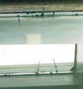 1 Wetterversiegelung in einem Isolierglasstoß Mehrscheiben-Isolierglases mit einem weiteren, ungeeigneten Dichtstoff, zum Beispiel einer Wetterversiegelung in einem Isolierglasstoß (Abb.