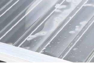 Bei ausreichender Dachneigung und bei Vertikalverglasungen ist keine Reinigung der Außenseite nötig, evtl. Verschmutzungen spült der Regen ab.
