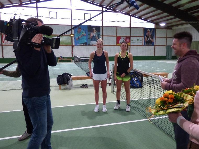 Kaltenkirchen. Eindrucksvoll bestätigte Carolin Schmidt (TC RW Wahlstedt) unter Beobachtung eines Kamerateams des NDR ihre Spitzenposition bei den Verbandsmeisterschaften des Tennisverbandes SH.