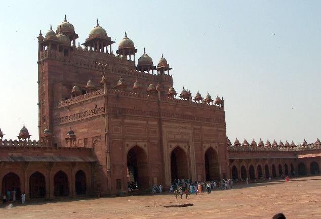 Ihren nächsten Stopp haben Sie in der Geisterstadt Fatehpur Sikri. Die frühere Hauptstadt des Mogulreiches unter Kaiser Akbar wurde zwischen 1569 und 1585 erbaut.