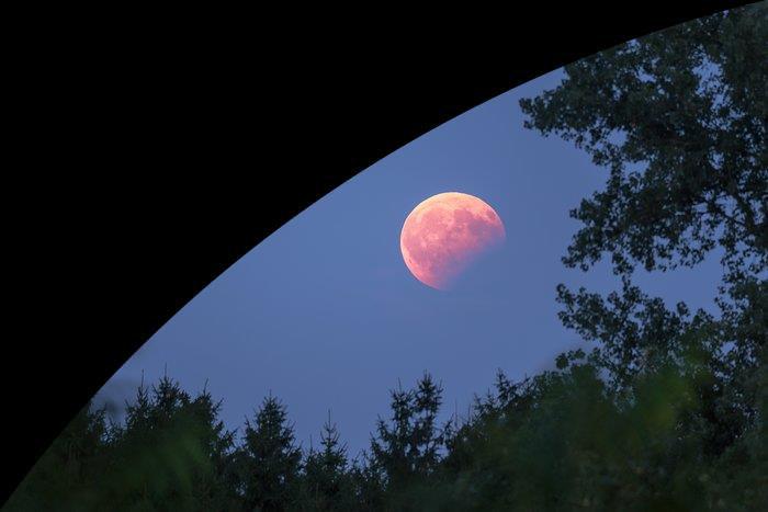 Die partielle Mondfinsternis zeichnet sich dadurch aus, dass der Mond nur mit einem Teil seines Durchmessers durch den Kernschatten der Erde zieht. Dieser Teil des Mondes wird dann stark verdunkelt.