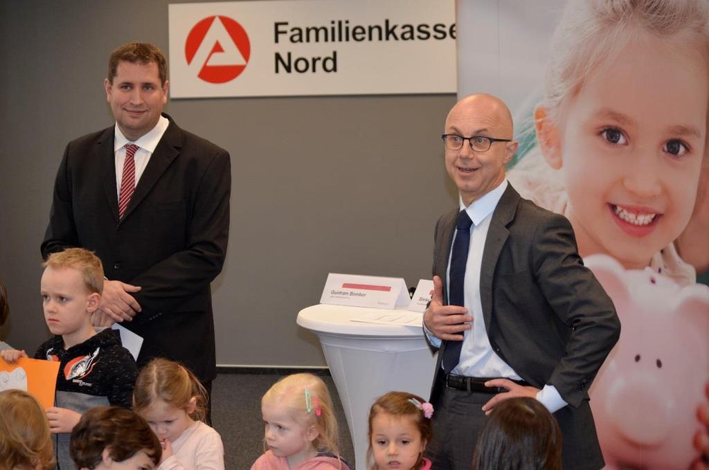 Guntram Bombor, Leiter der Familienkasse Nord und Sönke Fock, Vorsitzender der Geschäftsführung in der Agentur für Arbeit Hamburg eröffnen offiziell das