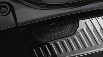 01 369 624 (EasyStart Select 2 ) 01 Fahrzeugschutz 02 Edelstahl-Ladekantenschutz Schützt den Kofferraumbereich des Fahrzeugs.