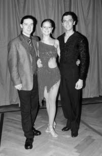 Aus dem Turniersportgeschehen MIT ZWEI SIEGEN IN DIE B-KLASSE Niels Jackson/Alzbeta Machova stiegen in den lateinamerikanischen Tänzen auf.