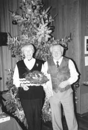 Die Spender des Weihnachtsbaums, Ria Rinn und Willi Gorr, erhielten zum Dank einen