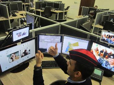 Jordan: Video-Sign Language im Notfall Jordanien hat die Polizei- Notrufzentrale mit Videotechnologie und Gebärdendolmetschern ausgestattet, sodas auch