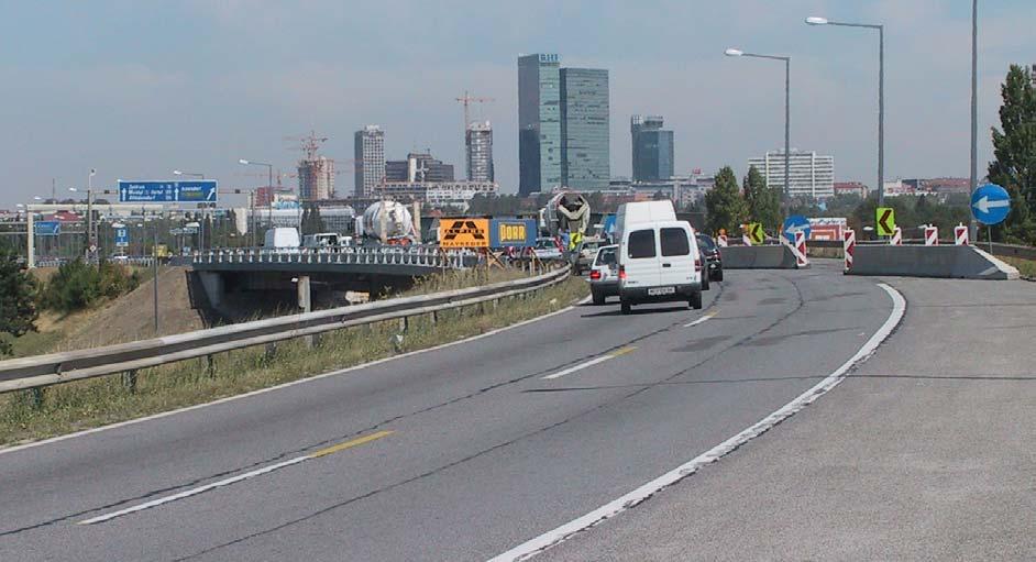 Verflechtung von zwei auf einen Fahrstreifen durch Sperre des rechten